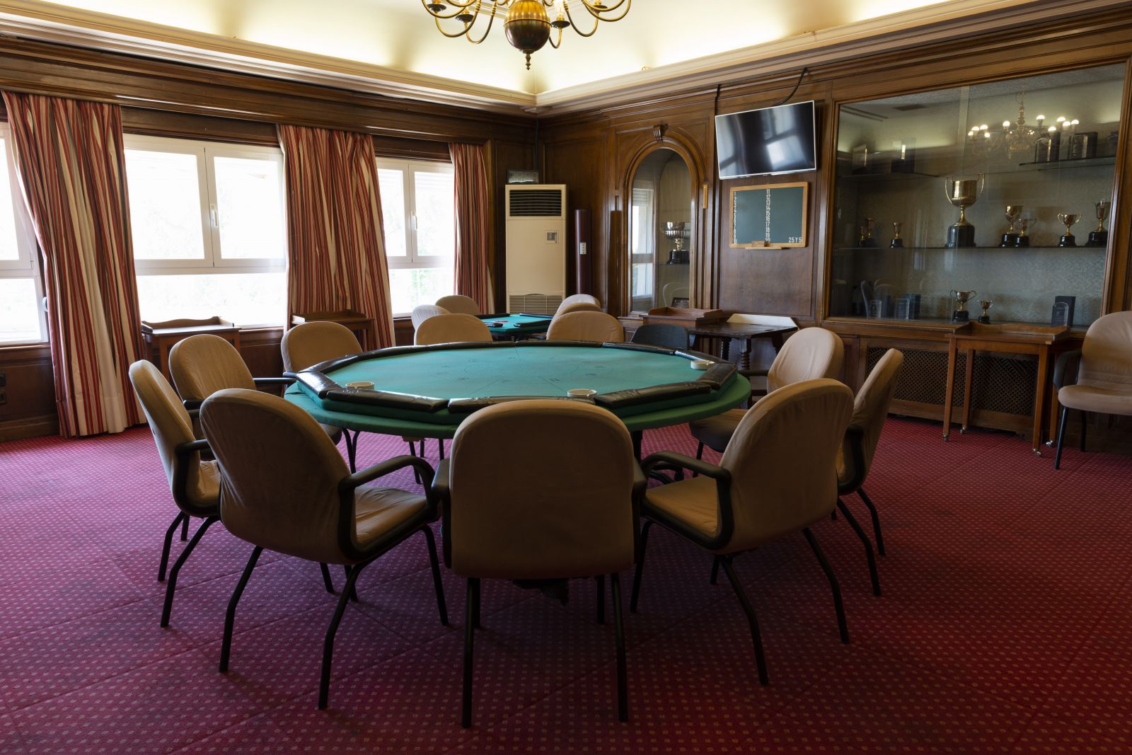 Sala de póker y vitrina de trofeos